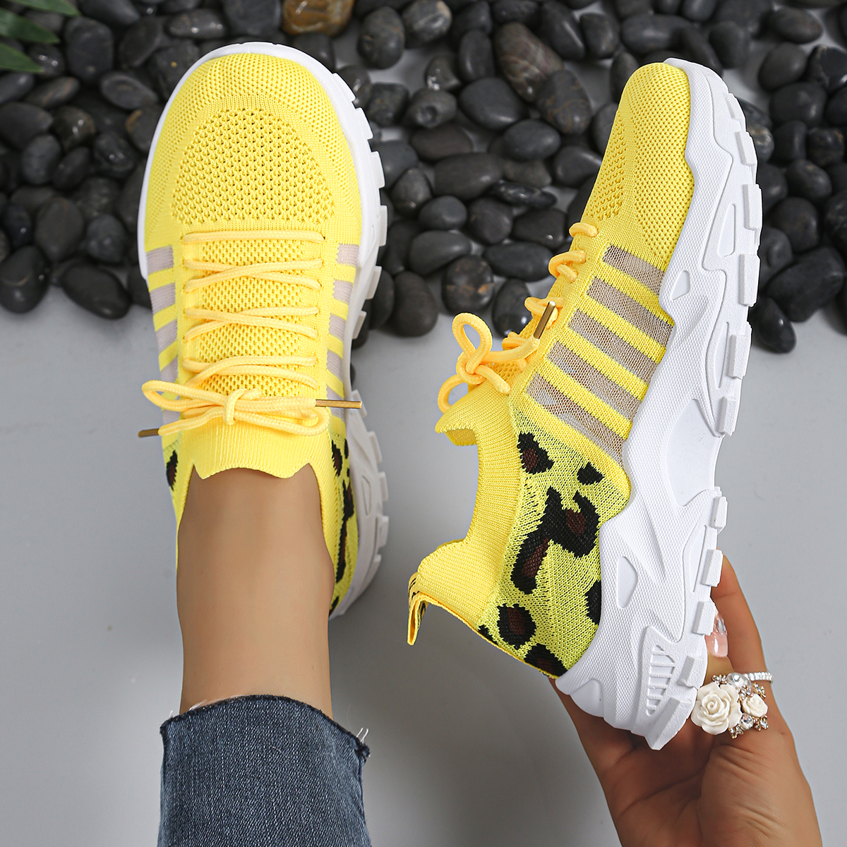 Women's casual sports shoes with thick soles, which are breathable, comfortable and casual shoes to buy online